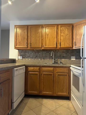 5830 Oakwood Drive 3H, Lisle, IL 60532