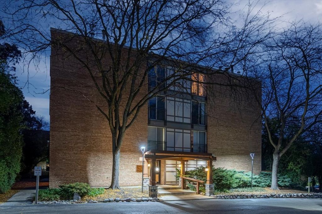 5830 Oakwood Drive 3H, Lisle, IL 60532