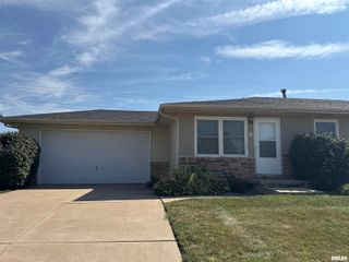 2843 HIGH POINT Drive, Davenport, IA 52806