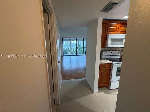 20500 W Country Club Dr 517, Aventura, FL 33180