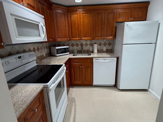 20500 W Country Club Dr 517, Aventura, FL 33180