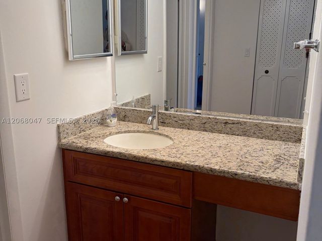 20500 W Country Club Dr 517, Aventura, FL 33180
