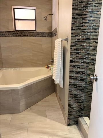 11331 SW 9th Ct, Pembroke Pines, FL 33025