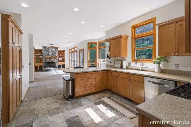 4530 Summit Forest Drive NE 14, Rockford, MI 49341