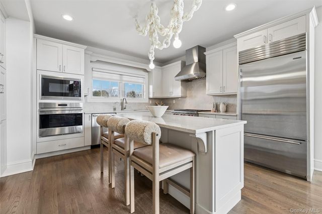 22 Summer Drive, Southampton, NY 11968