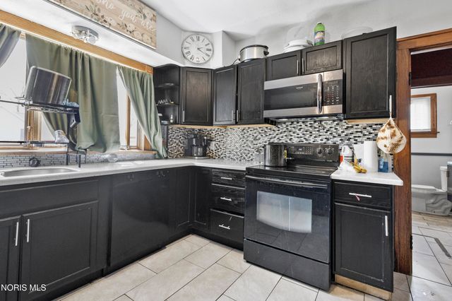 121 Bacon Street, Rossford, OH 43460