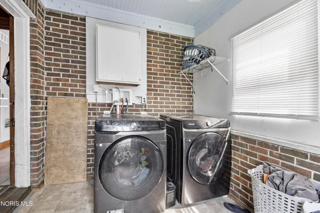 121 Bacon Street, Rossford, OH 43460