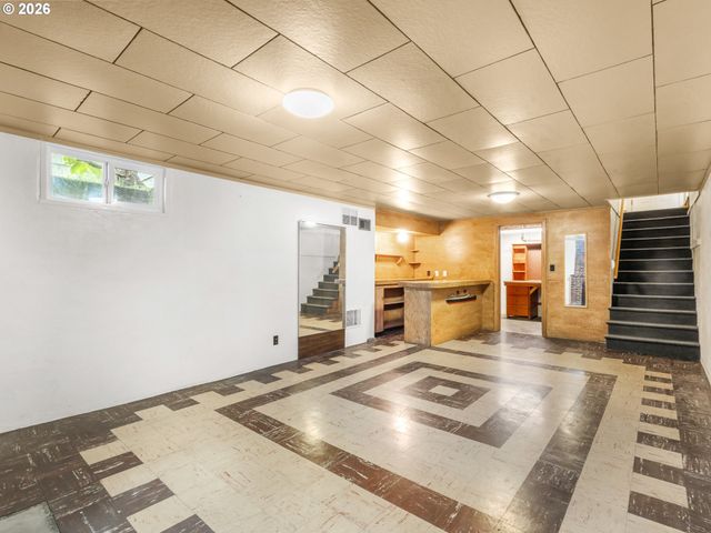 2040 N ROSA PARKS Way, Portland, OR 97217