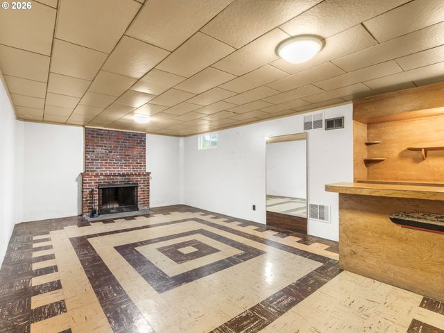 2040 N ROSA PARKS Way, Portland, OR 97217