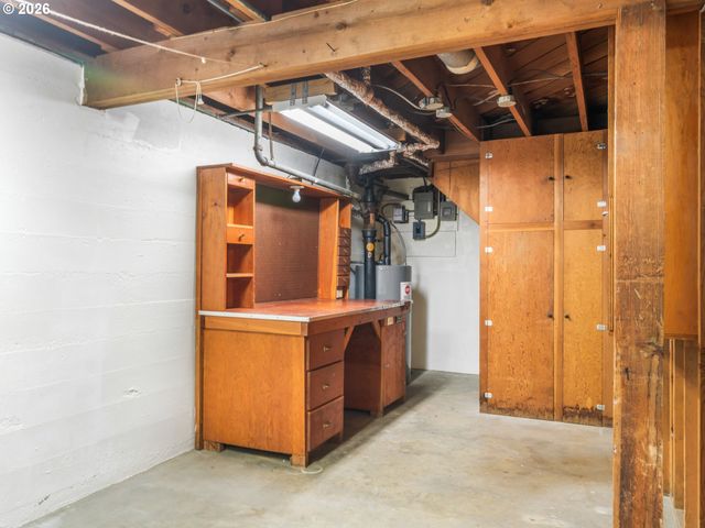 2040 N ROSA PARKS Way, Portland, OR 97217