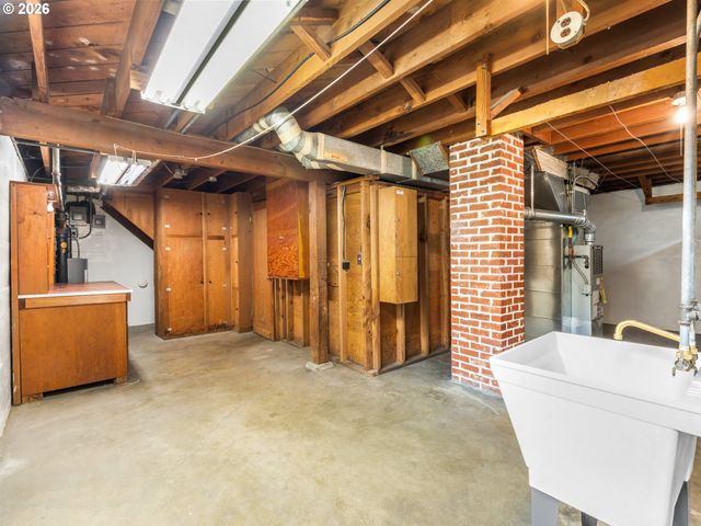 2040 N ROSA PARKS Way, Portland, OR 97217
