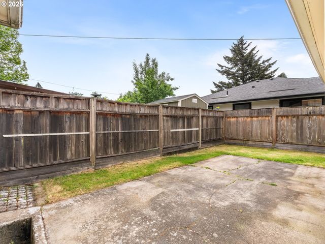 2040 N ROSA PARKS Way, Portland, OR 97217