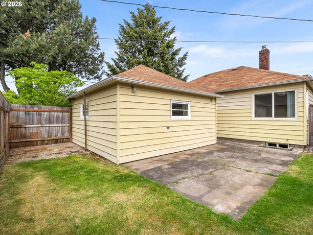 2040 N ROSA PARKS Way, Portland, OR 97217