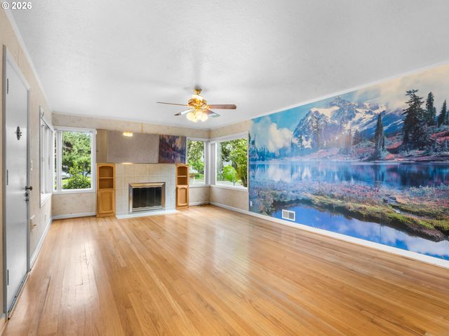 2040 N ROSA PARKS Way, Portland, OR 97217