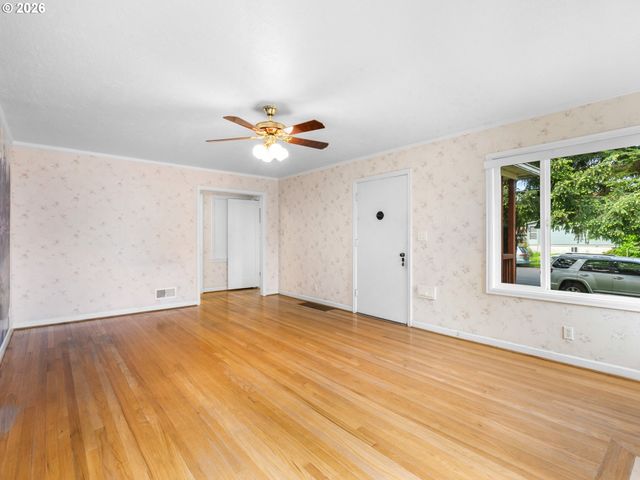 2040 N ROSA PARKS Way, Portland, OR 97217