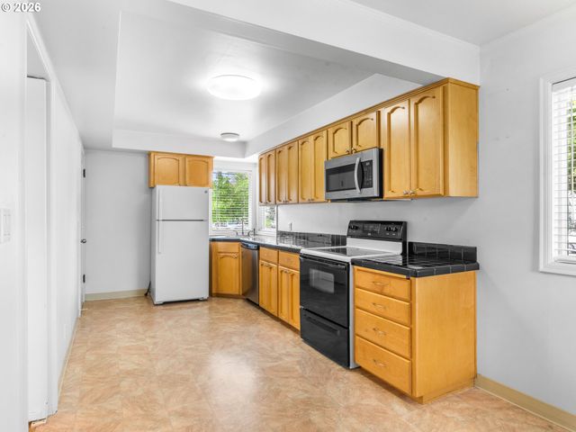 2040 N ROSA PARKS Way, Portland, OR 97217