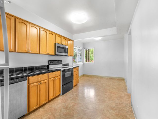 2040 N ROSA PARKS Way, Portland, OR 97217