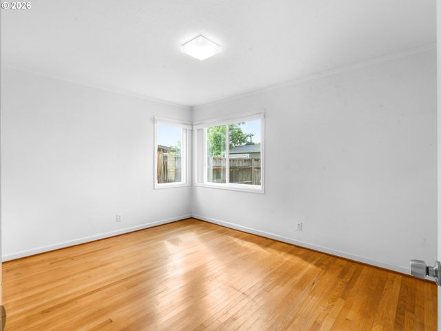 2040 N ROSA PARKS Way, Portland, OR 97217