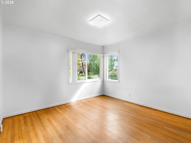 2040 N ROSA PARKS Way, Portland, OR 97217