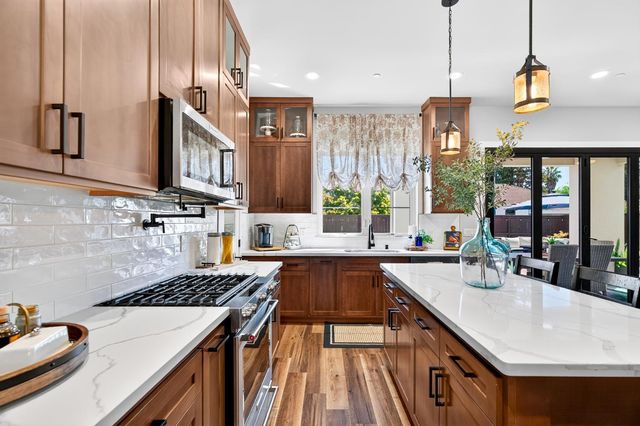 808 Iris Ct, Lodi, CA 95242