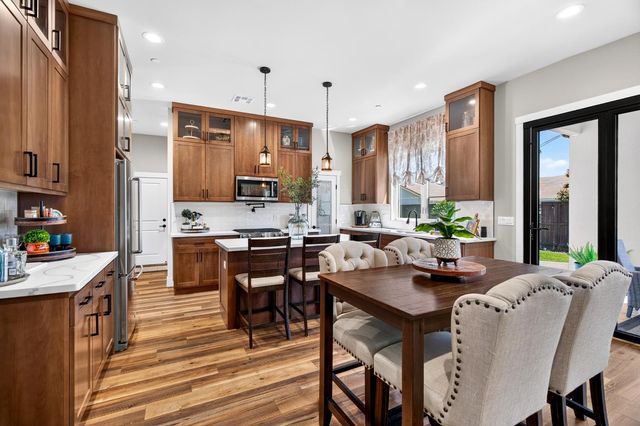 808 Iris Ct, Lodi, CA 95242