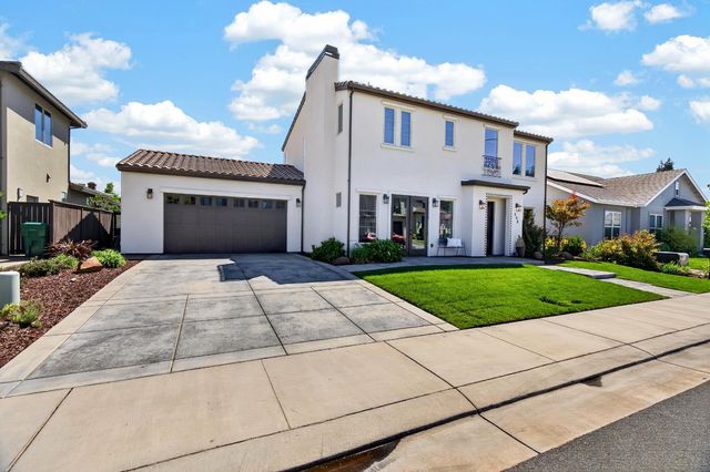 808 Iris Ct, Lodi, CA 95242
