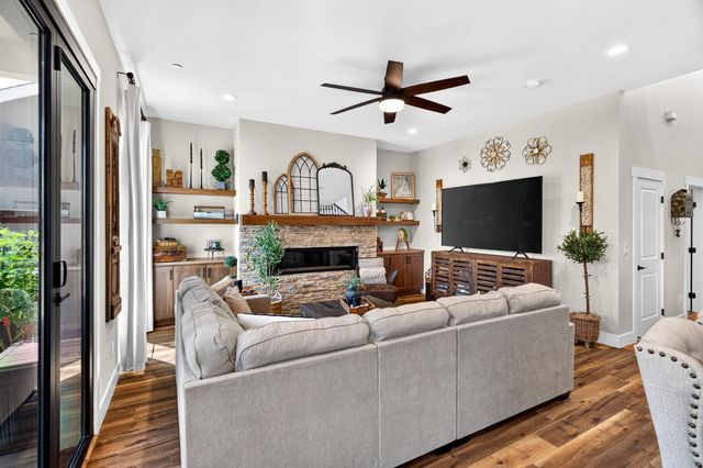 808 Iris Ct, Lodi, CA 95242