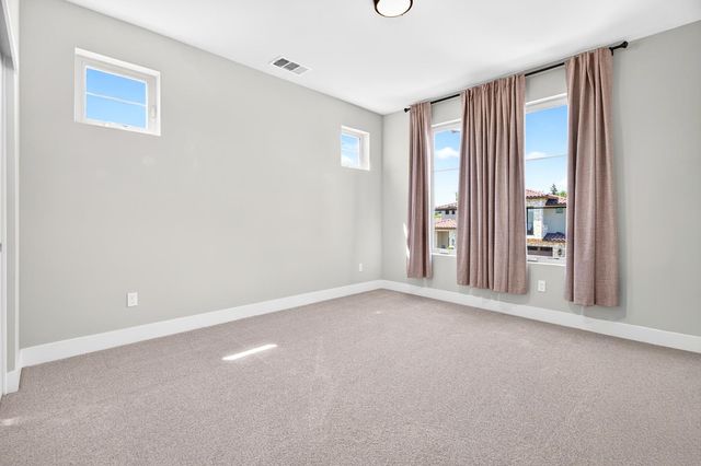 808 Iris Ct, Lodi, CA 95242
