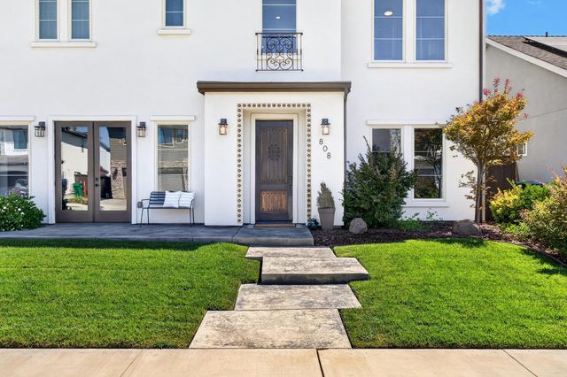 808 Iris Ct, Lodi, CA 95242