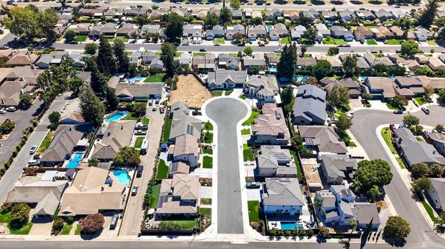 808 Iris Ct, Lodi, CA 95242