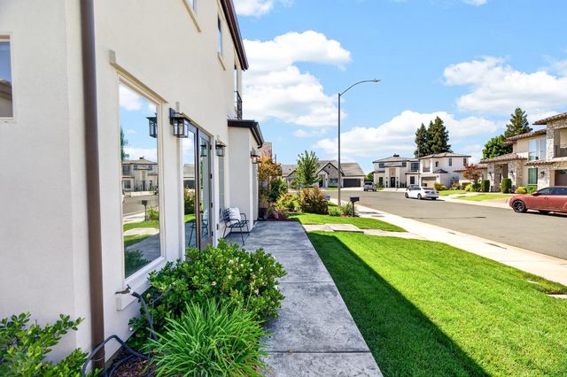 808 Iris Ct, Lodi, CA 95242