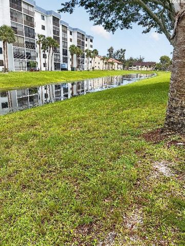 4820 Lucerne Lakes Boulevard W 402, Lake Worth, FL 33467