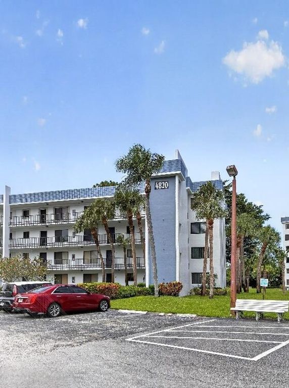 4820 Lucerne Lakes Boulevard W 402, Lake Worth, FL 33467