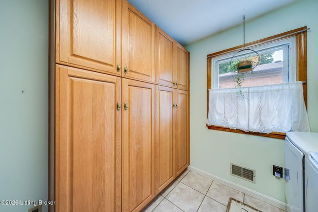 7505 Jamaica Dr, Louisville, KY 40214