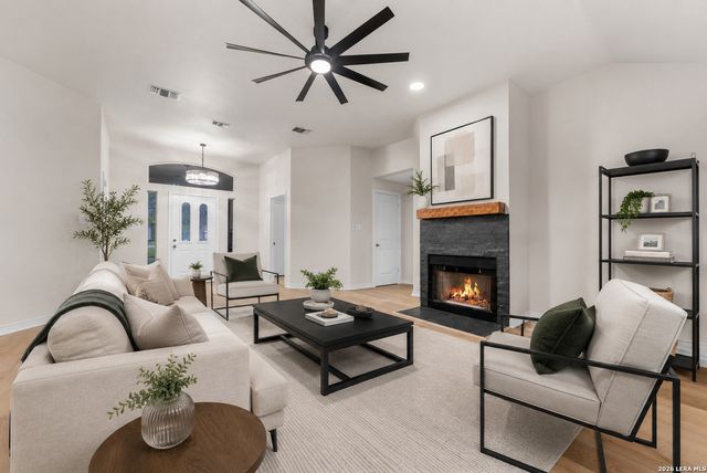126 Hunter Ridge Rd, San Marcos, TX 78666