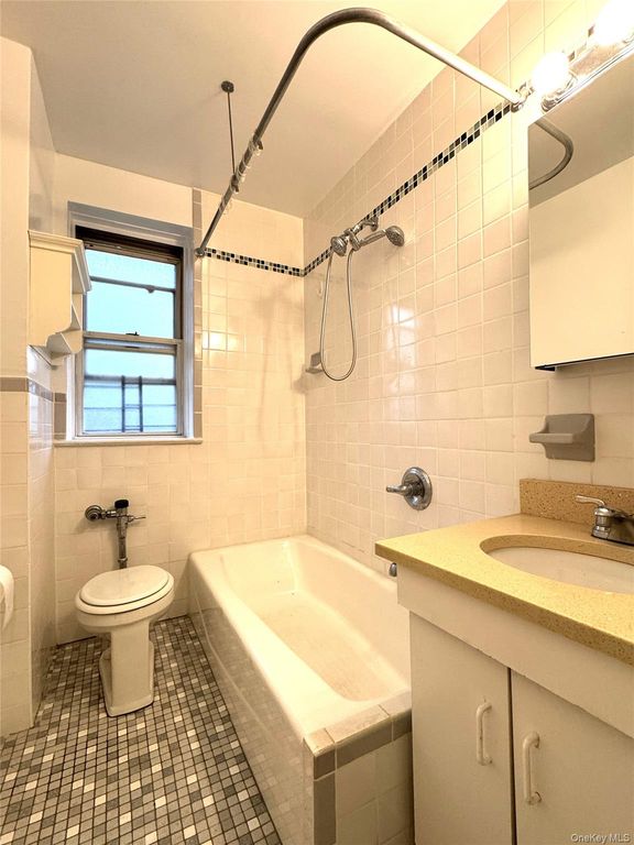 141-35 79th Avenue 2M, Kew Garden Hills, NY 11367 — photo 4
