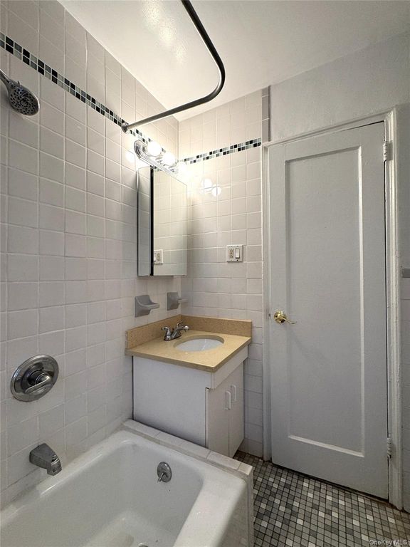 141-35 79th Avenue 2M, Kew Garden Hills, NY 11367 — photo 5