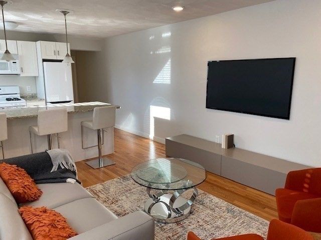 209 Commonwealth Ave 1, Newton, MA 02467
