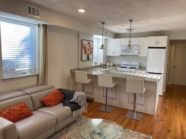 209 Commonwealth Ave 1, Newton, MA 02467