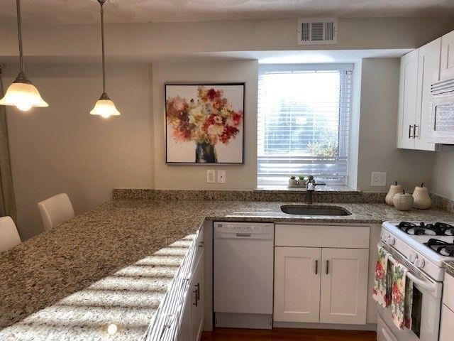 209 Commonwealth Ave 1, Newton, MA 02467