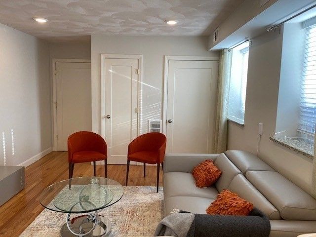 209 Commonwealth Ave 1, Newton, MA 02467