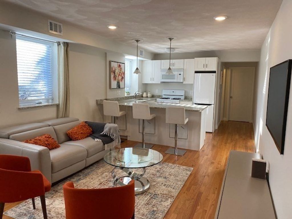 209 Commonwealth Ave 1, Newton, MA 02467