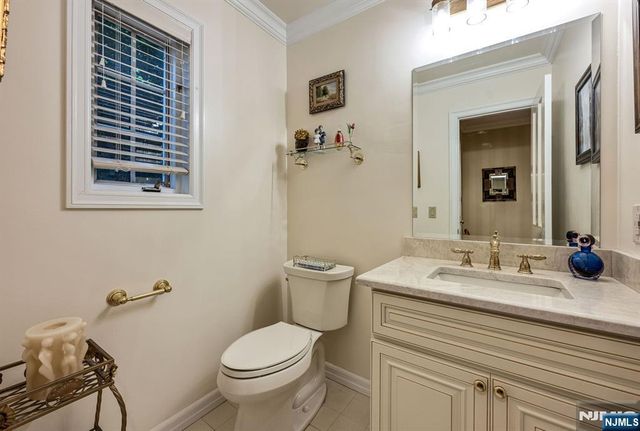 38 Sherwood Downs, Park Ridge, NJ 07656