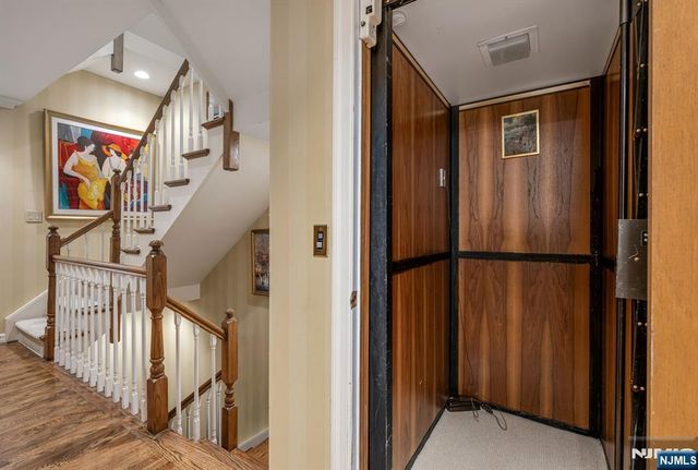 38 Sherwood Downs, Park Ridge, NJ 07656