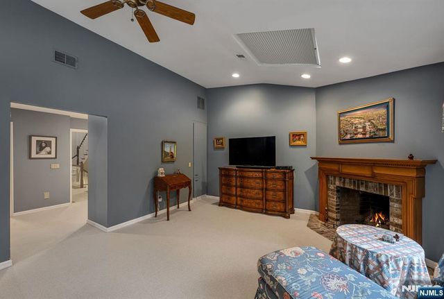 38 Sherwood Downs, Park Ridge, NJ 07656