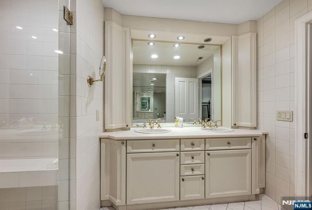 38 Sherwood Downs, Park Ridge, NJ 07656