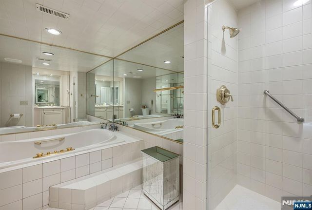 38 Sherwood Downs, Park Ridge, NJ 07656