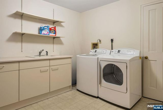 38 Sherwood Downs, Park Ridge, NJ 07656