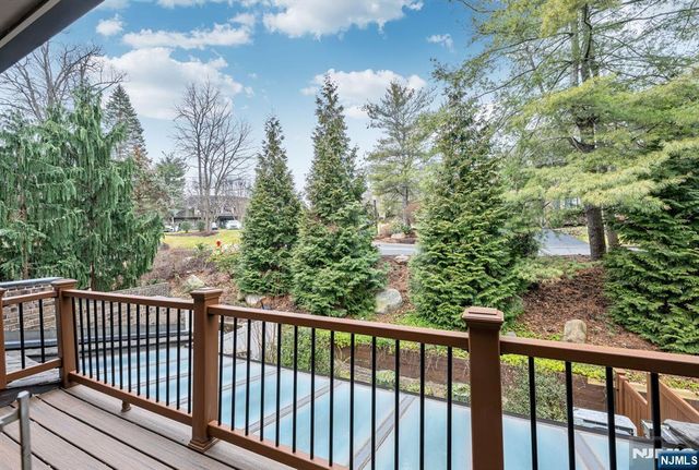 38 Sherwood Downs, Park Ridge, NJ 07656