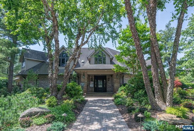 38 Sherwood Downs, Park Ridge, NJ 07656